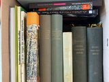 une boîte pleine de livres posée sur une table