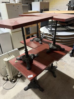 une table sur laquelle sont posées plusieurs assiettes