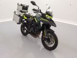 une photo d'une moto garée dans une pièce blanche