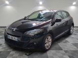 la photo d'une voiture noire garée sur un sol en damier