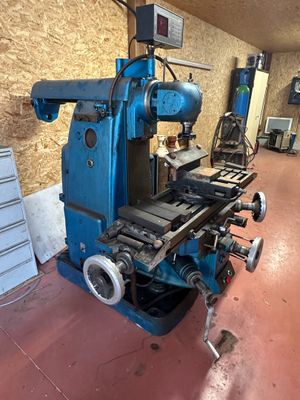une machine bleue qui se trouve dans une pièce