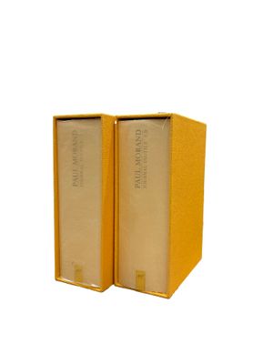 deux livres dans une boîte sur fond blanc, avec un fond blanc