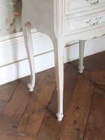 BERGERE à oreilles en bois mouluré, sculpté et laqué gris, à… (photo 4)