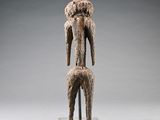 une image représentant une sculpture en bois d'un homme à la longue barbe