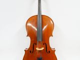 un vieux violon assis sur une surface blanche avec un fond blanc