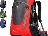 un gros plan sur un sac à dos, avec des sacs à dos de différentes couleurs
