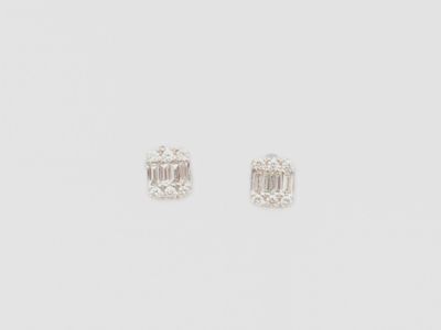 une paire de boucles d'oreilles en diamant sur fond blanc