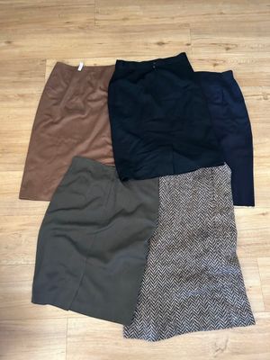 Lot comprenant une jupe en mohair et laine YVES SAINT LAUREN…