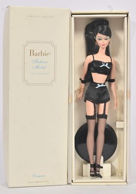 poupée Barbie dans une boîte, vêtue d'une tenue noire et de bas