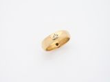 une bague en or jaune avec un diamant serti au centre