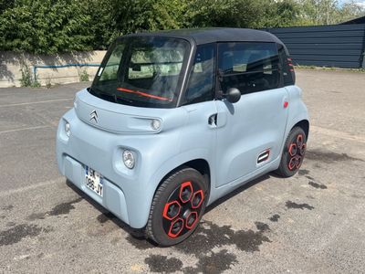 une petite voiture garée sur le parking
