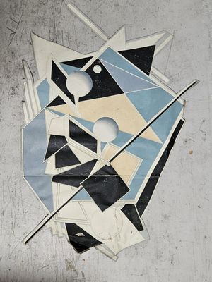 une photo d'une œuvre d'art posée par terre