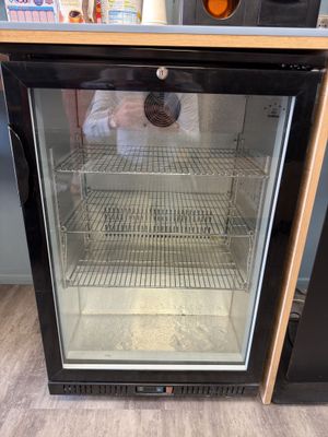 une vitrine en verre contenant des aliments