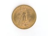 une image d'une pièce d'or sur une surface blanche