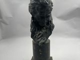 statue d'un homme portant un chapeau sur la tête