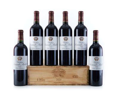 six bouteilles de vin rouge dans une caisse en bois sur fond blanc