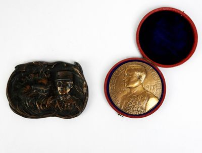 Deux petits objets métalliques sont posés l'un à côté de l'autre sur une surface blanche.