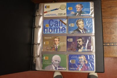 un classeur contenant tout un tas de DVD