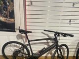 deux vélos posés par terre devant un mur
