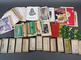 un grand nombre de livres posés sur une table