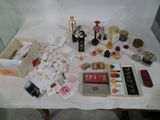 une table sur laquelle se trouvent de nombreux objets différents