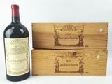 des bouteilles de vin rouge et une caisse en bois posées sur une surface blanche