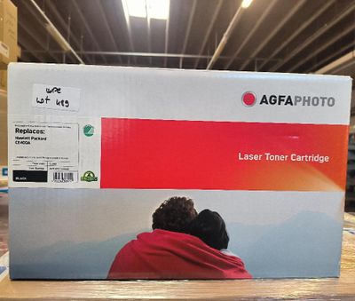 une photo montrant deux personnes assises sur une caisse