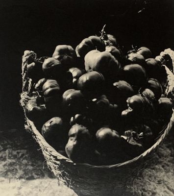 photographie en noir et blanc d'une corbeille de fruits posée sur une table