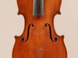 un vieux violon avec un archet accroché à son dos