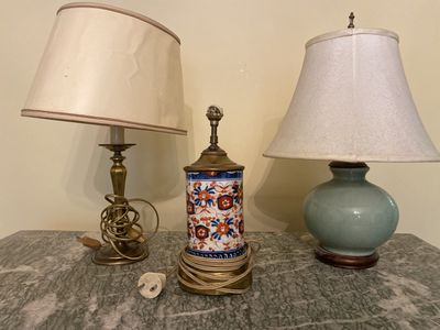 deux lampes posées sur une table sur laquelle se trouve une lampe