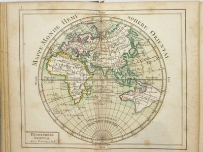 un vieux livre sur lequel figure une carte du monde