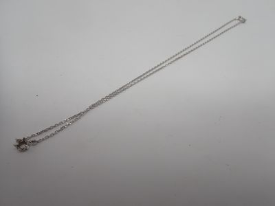 collier en argent sterling avec une breloque en forme d'étoile sur une chaîne