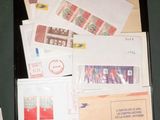 une boîte noire remplie de timbres et d'enveloppes