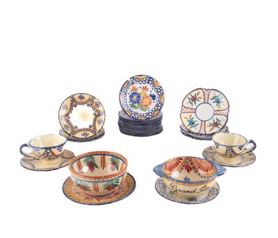 il y a toutes sortes d'assiettes et de tasses sur la table