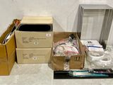 de nombreux cartons d'objets posés à même le sol