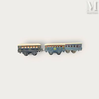 deux petits trains miniatures posés côte à côte sur une surface blanche