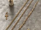 un lot de bracelets en or et une bague posés sur une table