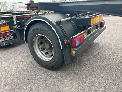 un camion garé sur le parking