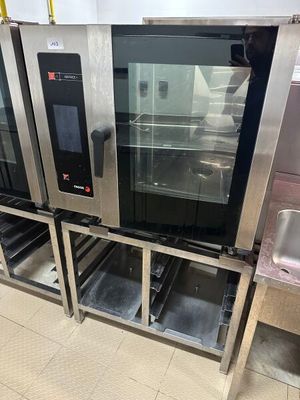 une image d'un four commercial dans une cuisine commerciale