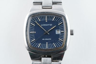 une image d'une montre Longines avec un cadran bleu