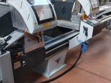 de nombreuses machines qui se trouvent dans un bâtiment où il y a beaucoup de cartons