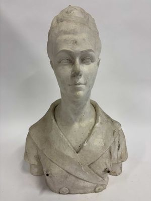buste en marbre représentant une femme vêtue d'une chemise à col, sur fond blanc