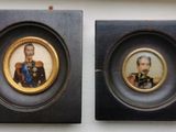 une paire de portraits miniatures encadrés représentant deux hommes en uniforme militaire