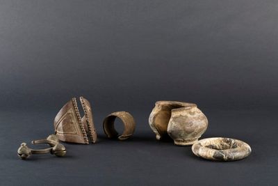 Plusieurs types d'objets différents sont représentés sur une surface noire