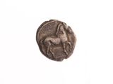 gros plan d'une pièce de monnaie sur laquelle figure un cheval