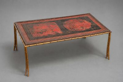 une image représentant une table ornée d'un motif rouge et noir