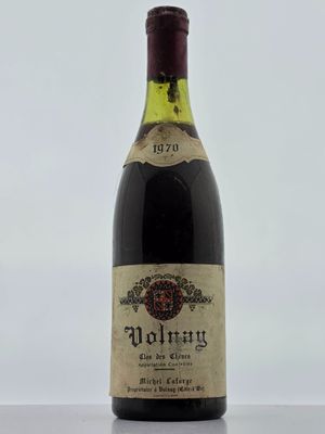 une vieille bouteille de vin rouge posée sur une table