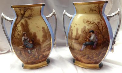 deux vases posés sur une table