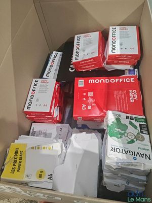 une boîte en carton remplie de toutes sortes de fournitures de bureau