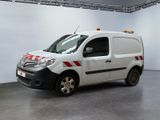 une camionnette blanche avec une bande rouge et blanche sur le côté